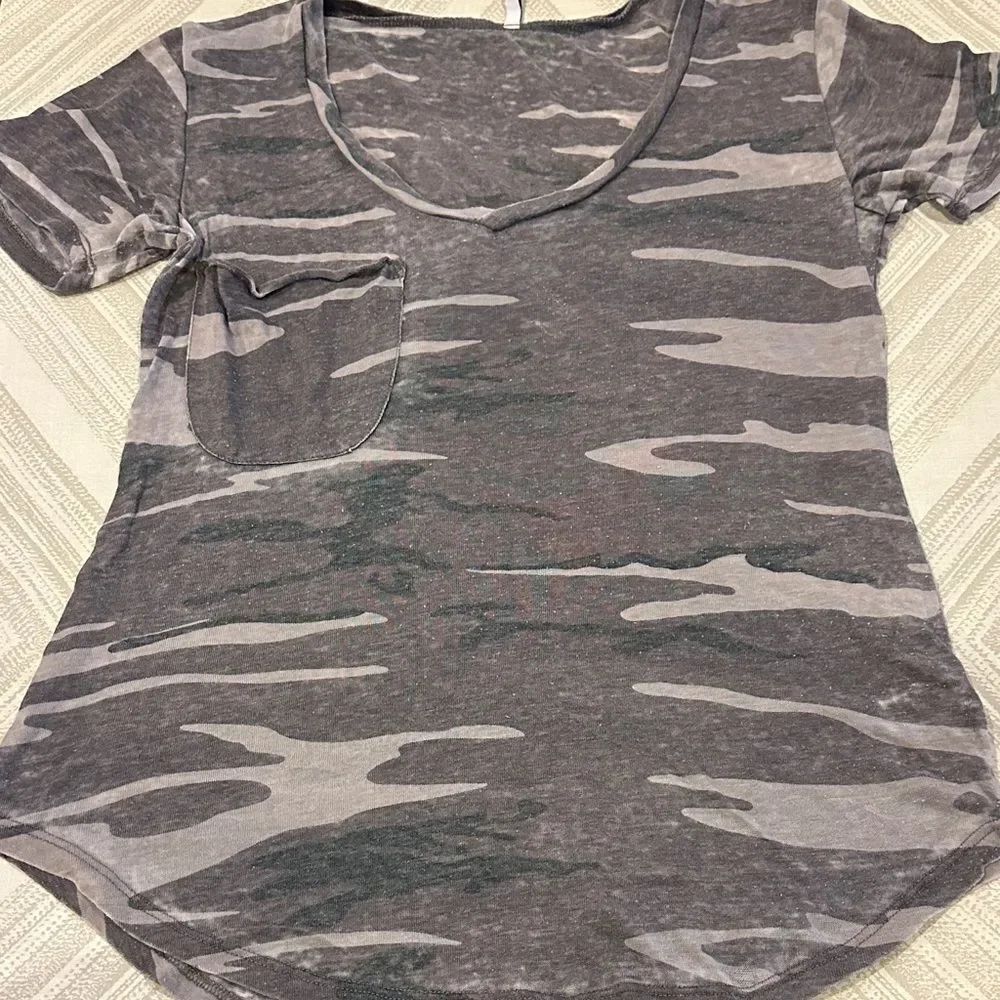 Z Supply Camo Pocket Tee in Gray Camouflage Burnout Triblend Size Small